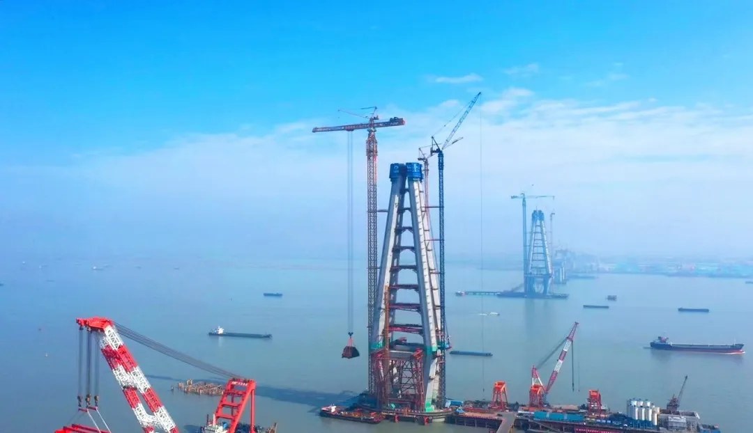 XCMG XGT15000-600S tower crane on the rising main tower of the Changtai Yangtze River Bridge
