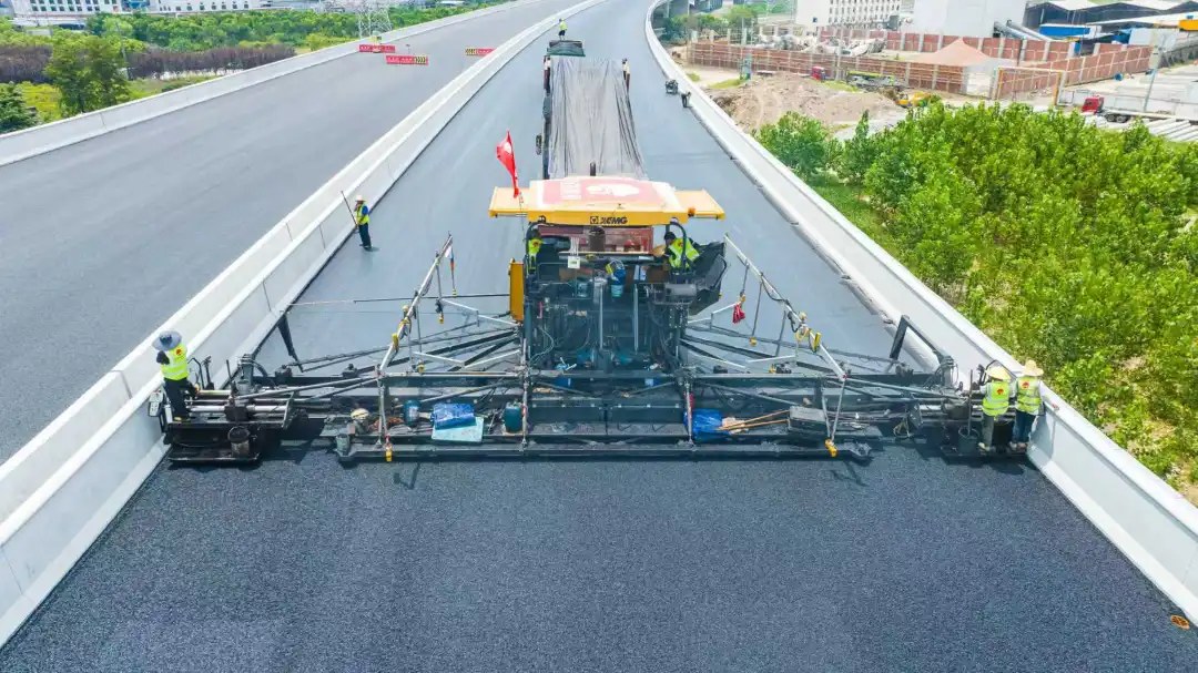 The completed Changtai Yangtze River Bridge cable-stayed main span