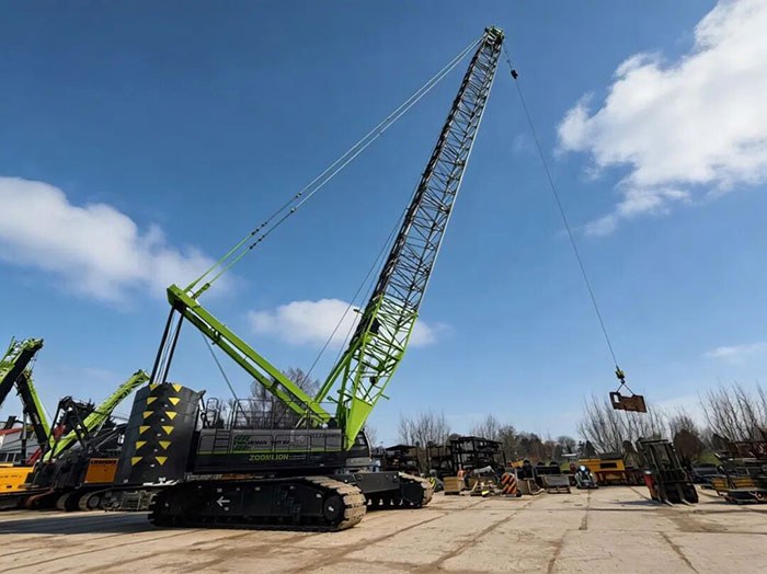 Zoomlion ZCC2200AE5 crawler crane delivered to a customer in the Netherlands