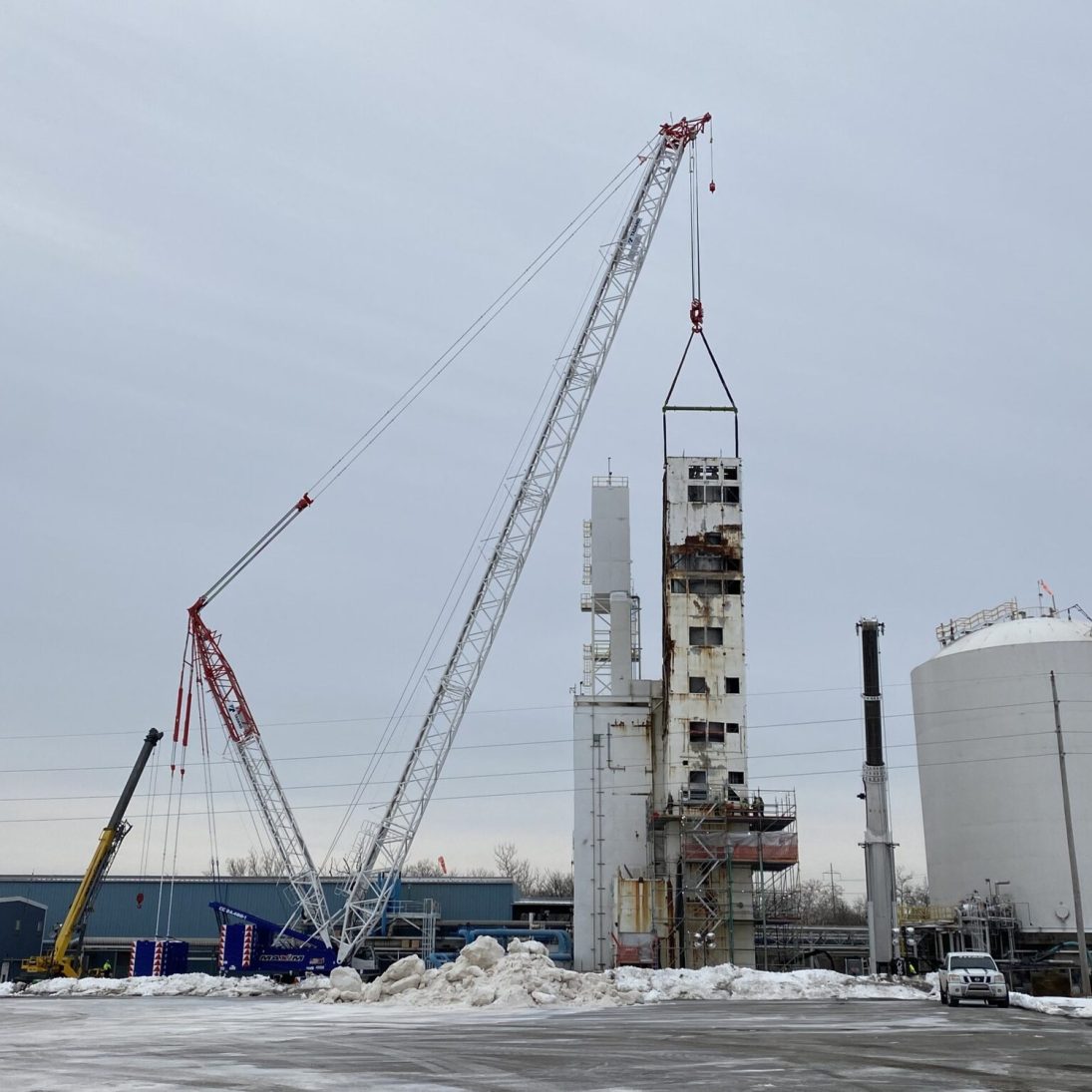 Tadano CC24 crawler crane rigged to the industrial gas cold box in winter conditions