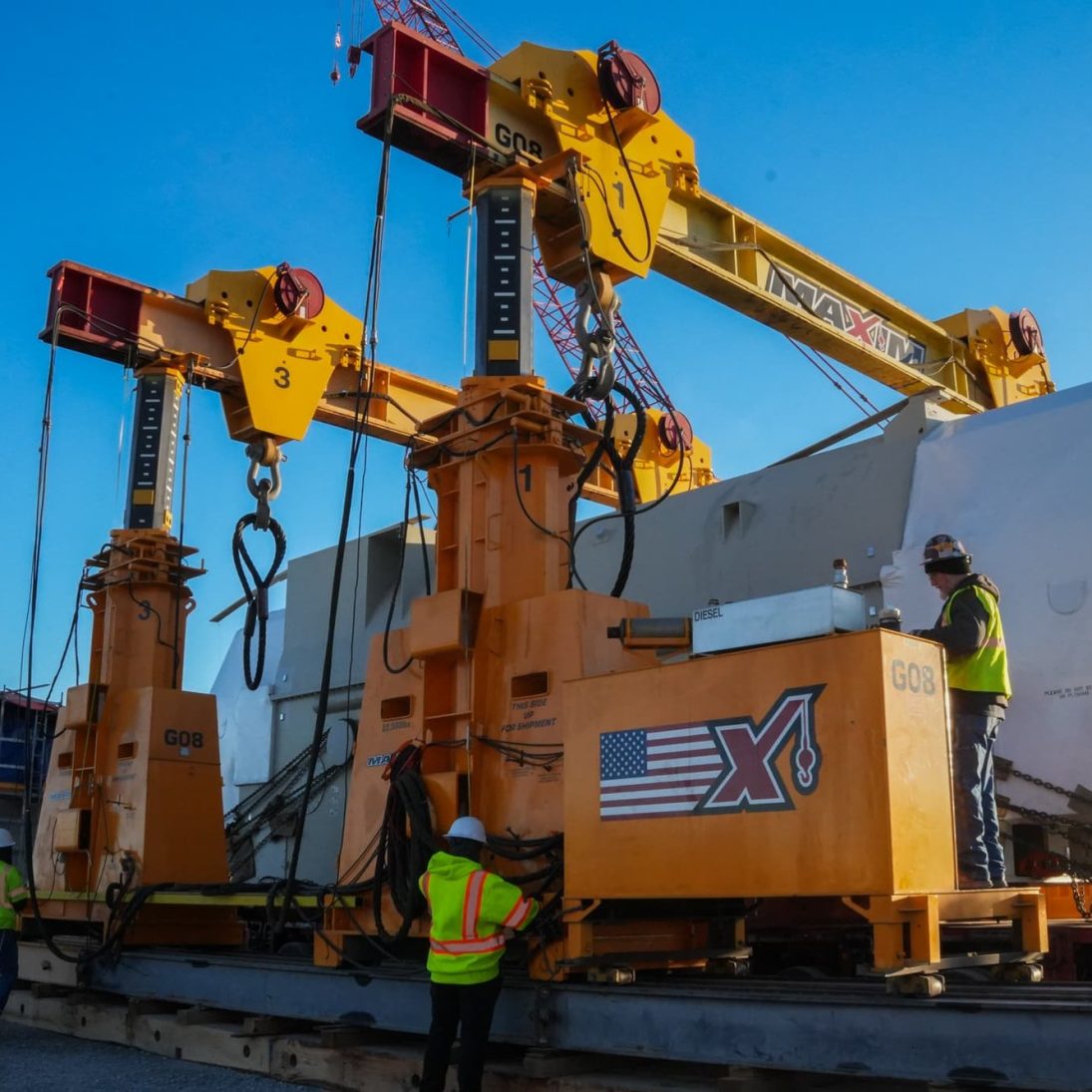 700 ton hydraulic gantry with power-links handling a turbine component