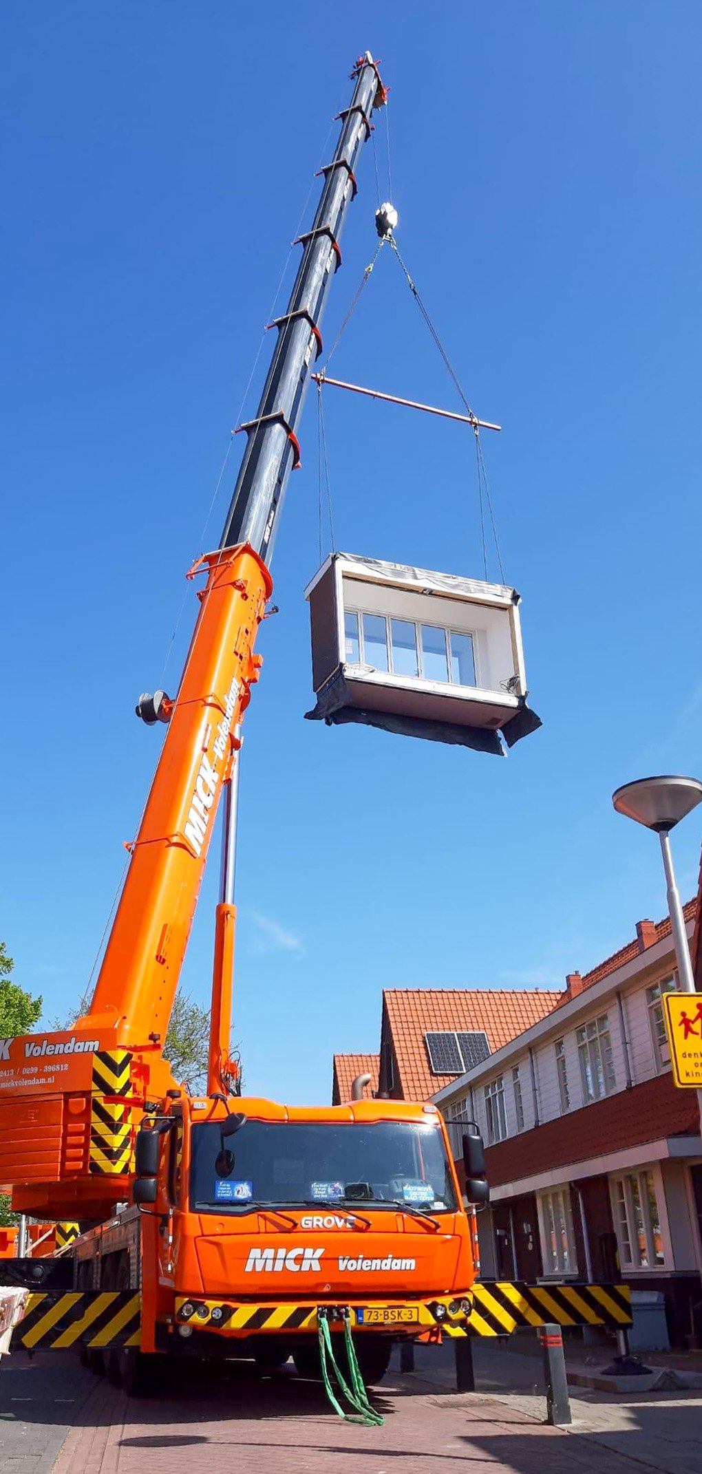 Mick Volendam Groep Grove GMK4100L-2 set up in a narrow residential street in Alkmaar