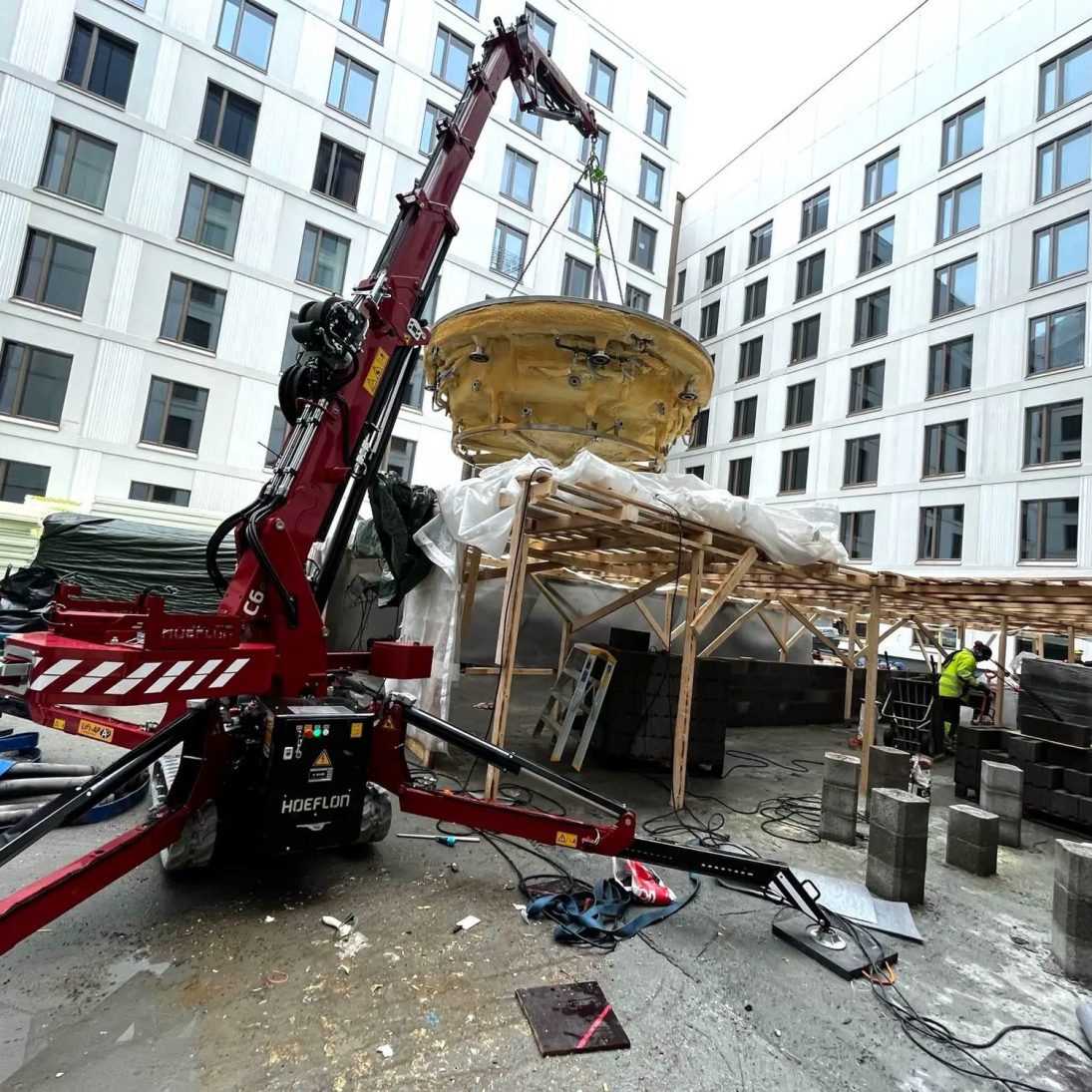 Hoeflon electric mini crane lifting a load on a construction site