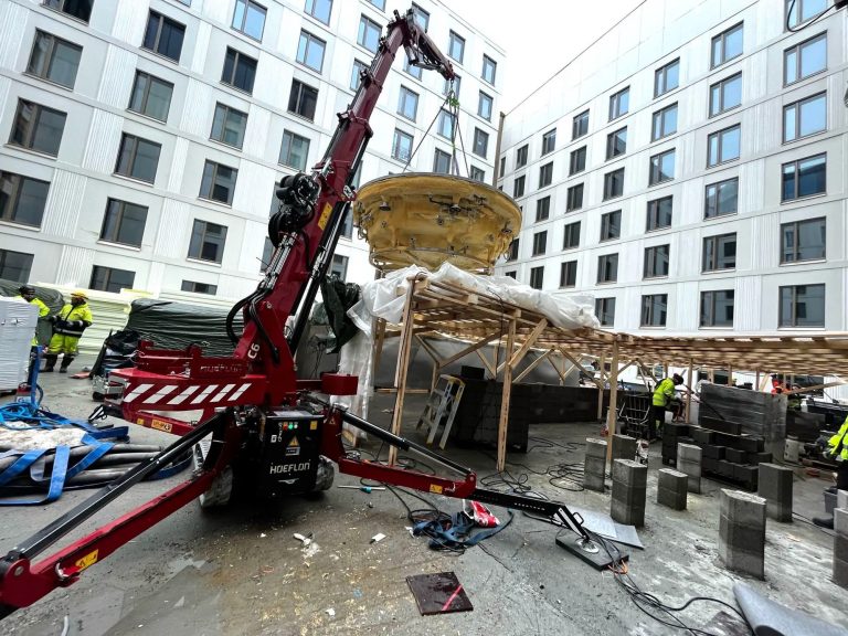 Hoeflon electric mini crane lifting a load on a construction site