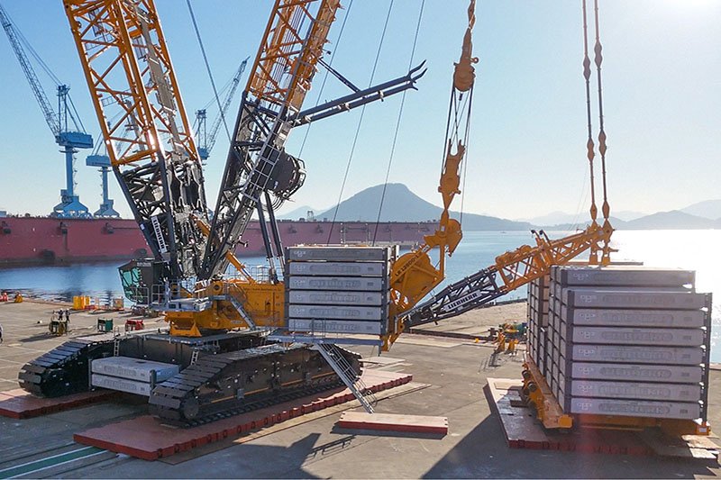 Hanchang Heavy Equipment's Liebherr LR 12500-1.0 with HighPerformanceBoom lifting a jacket foundation