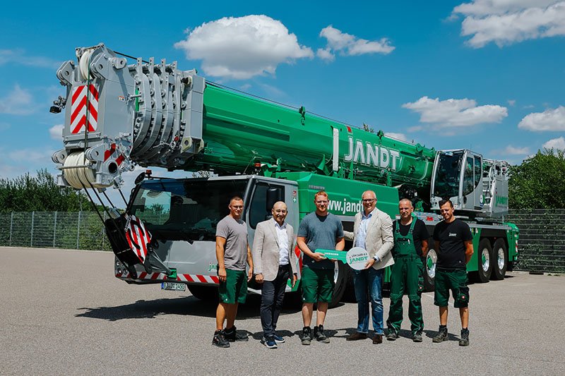 Handover of the LTM 1400-6.1 at the Liebherr plant in Ehingen, with representatives of Jandt Kranvermietung and Liebherr-Werk Ehingen. Photo: Liebherr