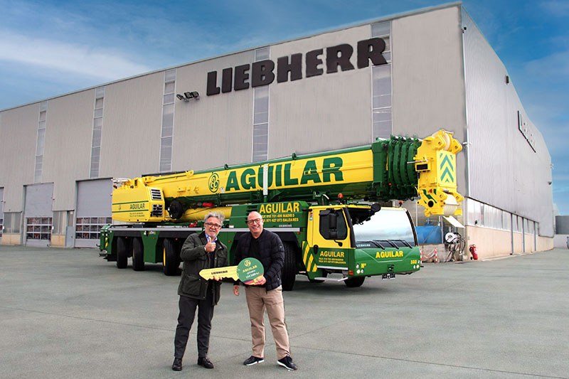 Handover of the Liebherr LTM 1400-6.1 mobile crane to Grúas Aguilar, with Luís Aguilar and Tobias Böhler of Liebherr Ibérica