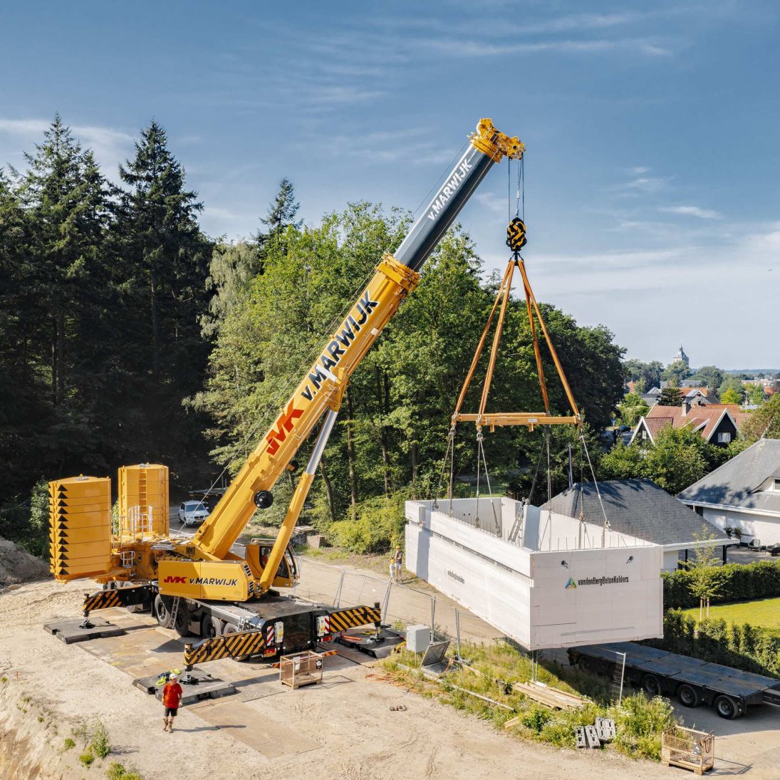 Liebherr LTM 1400-6.1 lifting the 73-tonne precast basement element from the low-loader