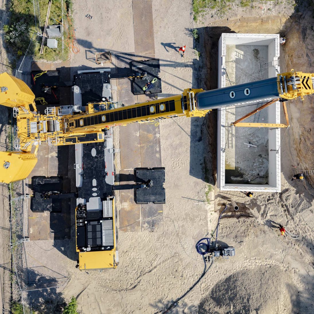 Liebherr LTM 1400-6.1 with VarioBallast during the basement lift for Kuiphuis Kraanverhuur