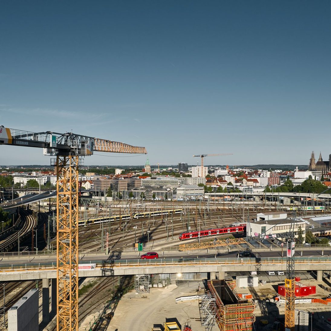Self-erecting and flat-top Liebherr cranes on the B10 bridge replacement in Ulm