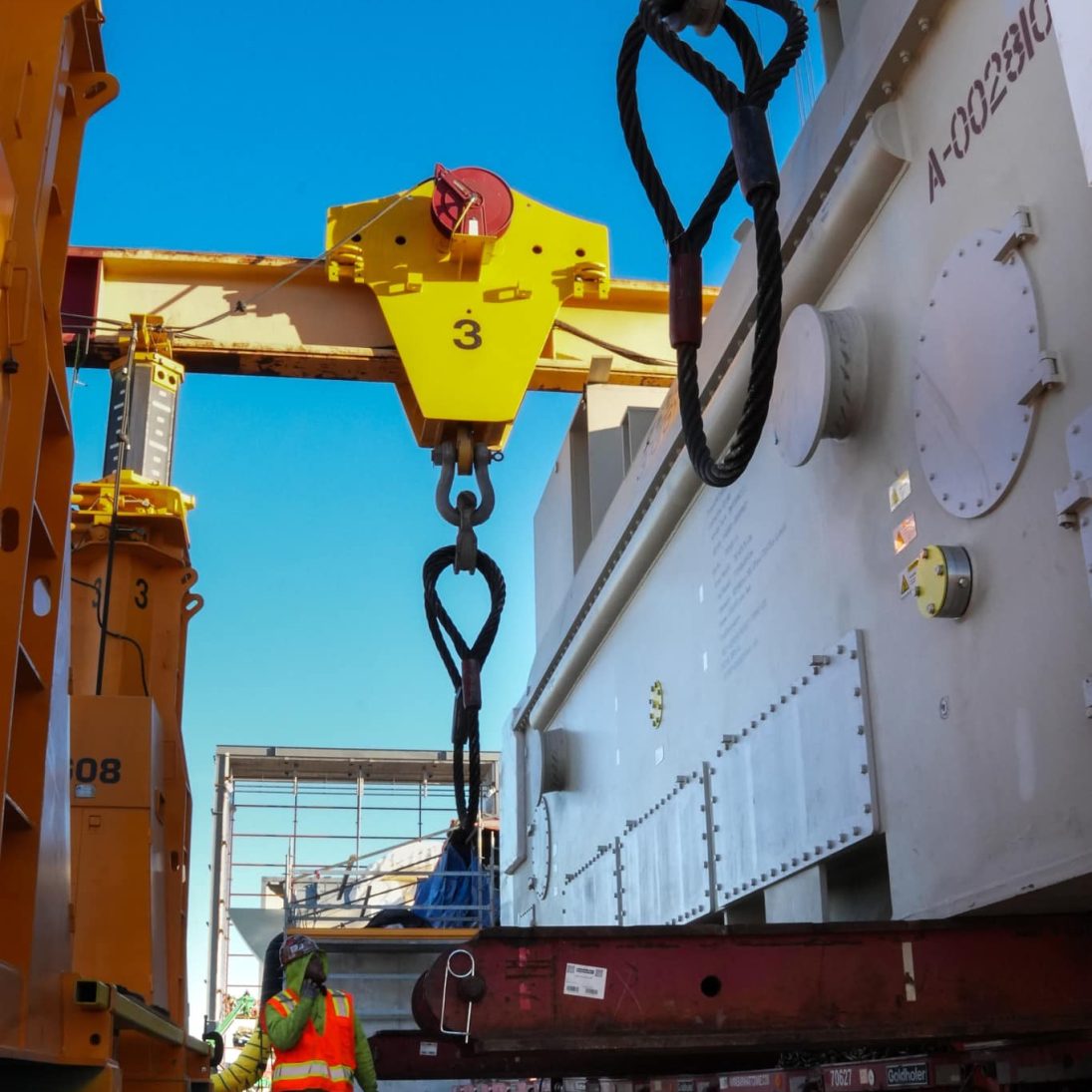 Power-link rigging between the gantry and a component on hydraulic platform trailers