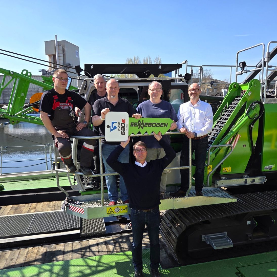 Handover of the Sennebogen 630 E duty cycle crane to WSA Spree-Havel with teams from Gebr. Willing and Sennebogen