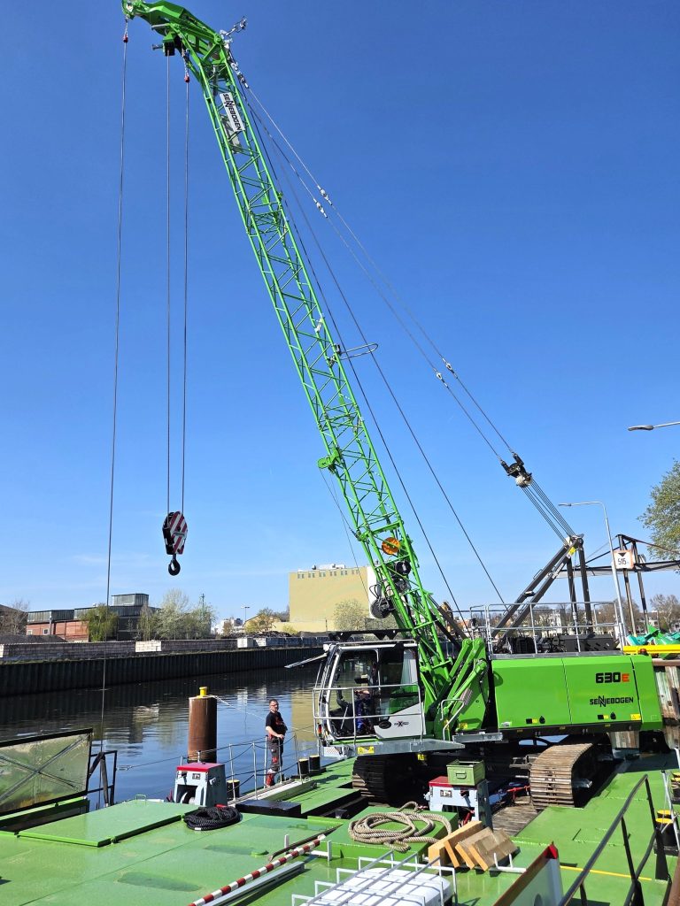 Sennebogen 630 E duty cycle crane mounted on a pontoon working on inland waterways near Berlin