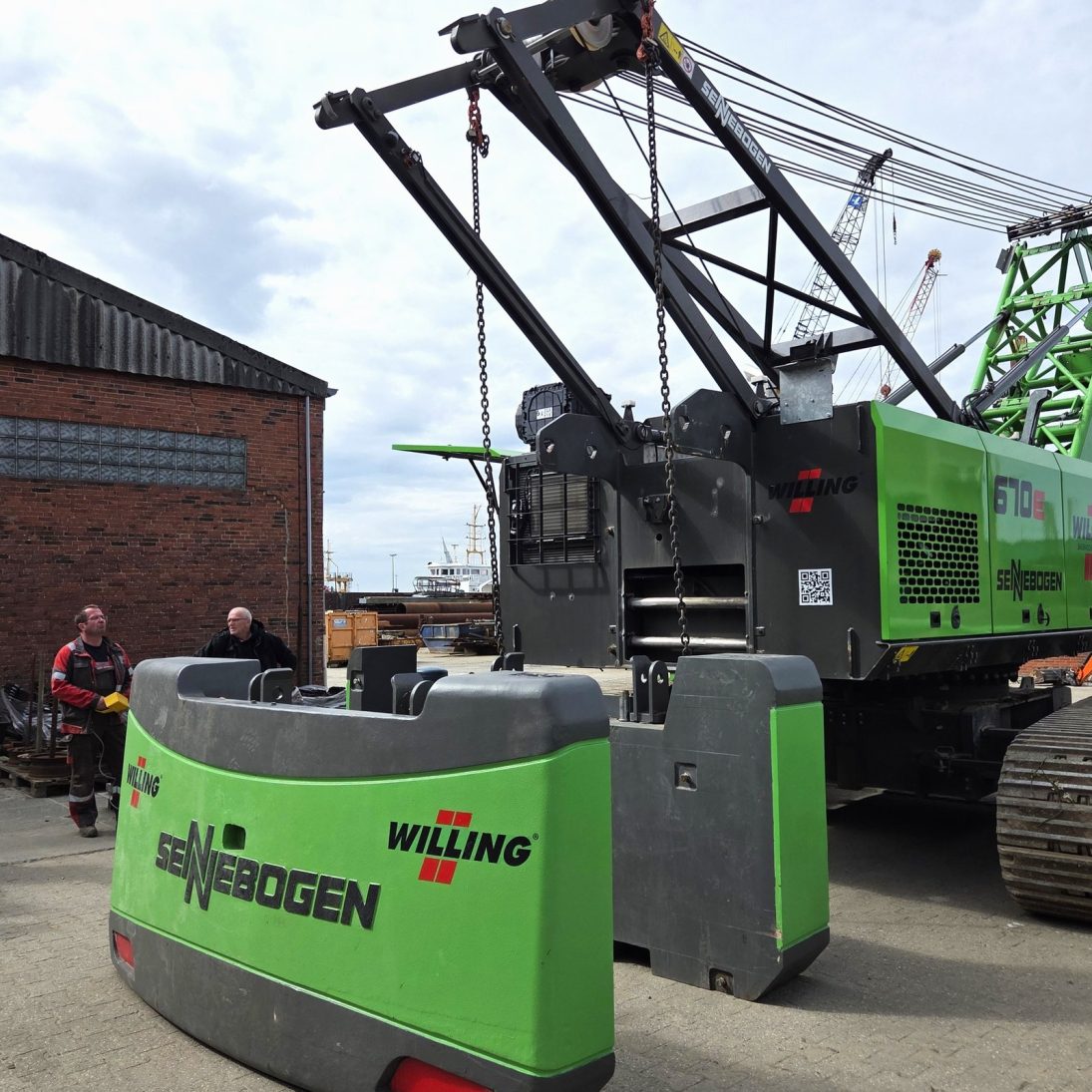 Sennebogen 670 E duty cycle crane self-assembling its counterweight at the van der Linde yard