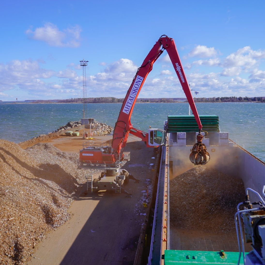 Sennebogen 870 E material handler working on the quayside at the Port of Pori, Finland