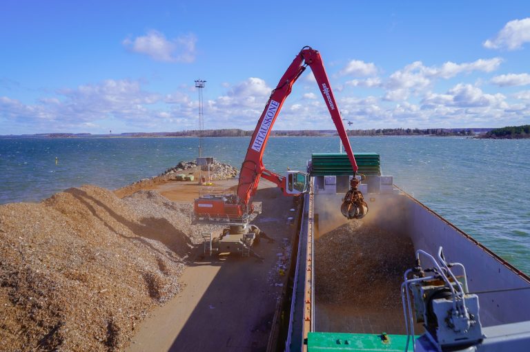 Sennebogen 870 E material handler working on the quayside at the Port of Pori, Finland