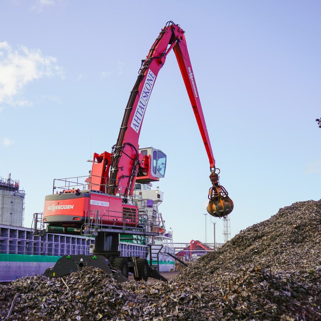 Sennebogen 870 E handling cargo for stevedoring company Ahtauskone at the Port of Pori