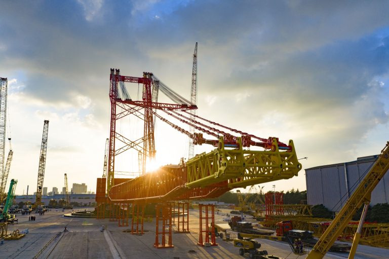 Roll-out ceremony of the XCMG and Sinopec 14,000-tonne ring crane