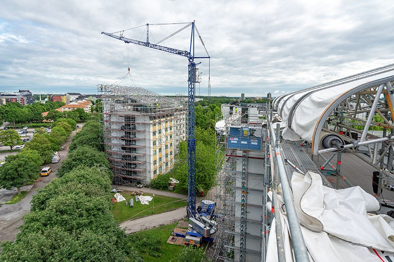Canopy segment on the hook of the Liebherr MK 88-4.1E with the jib luffed to 15 degrees