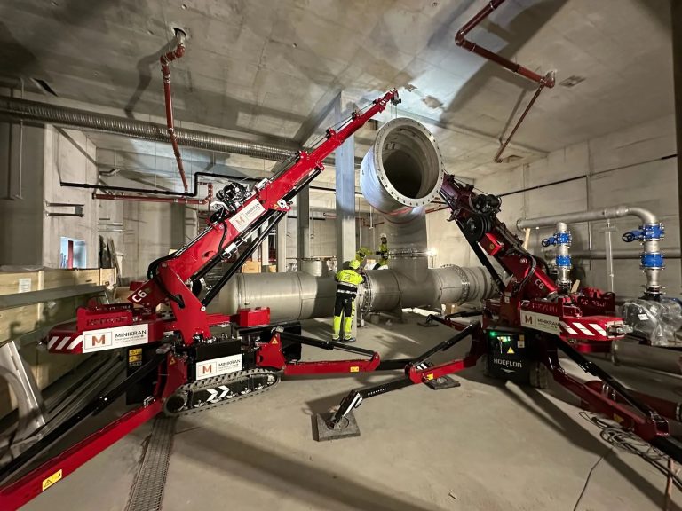 Hoeflon mini crane working on a confined jobsite