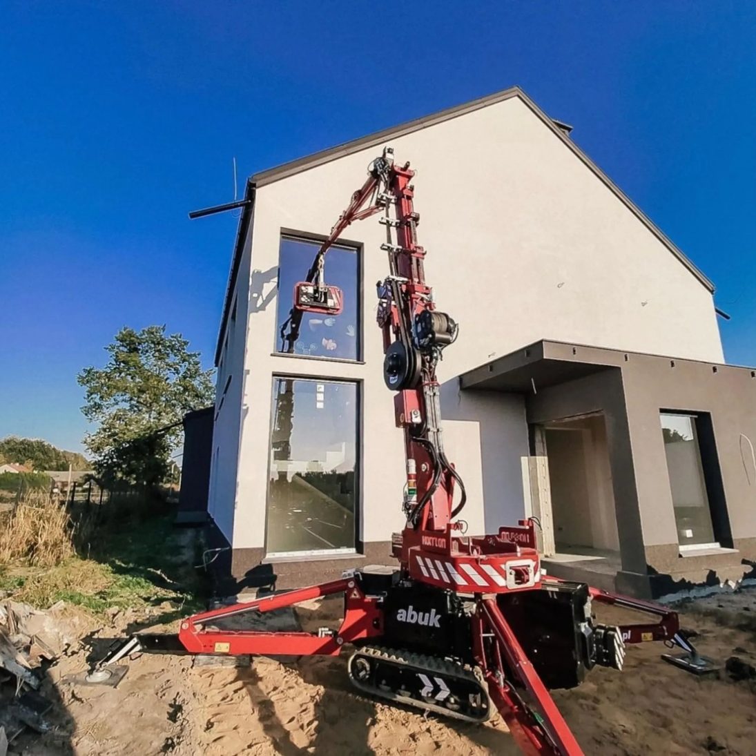 Hoeflon mini crane handling a glass panel with a vacuum lifter