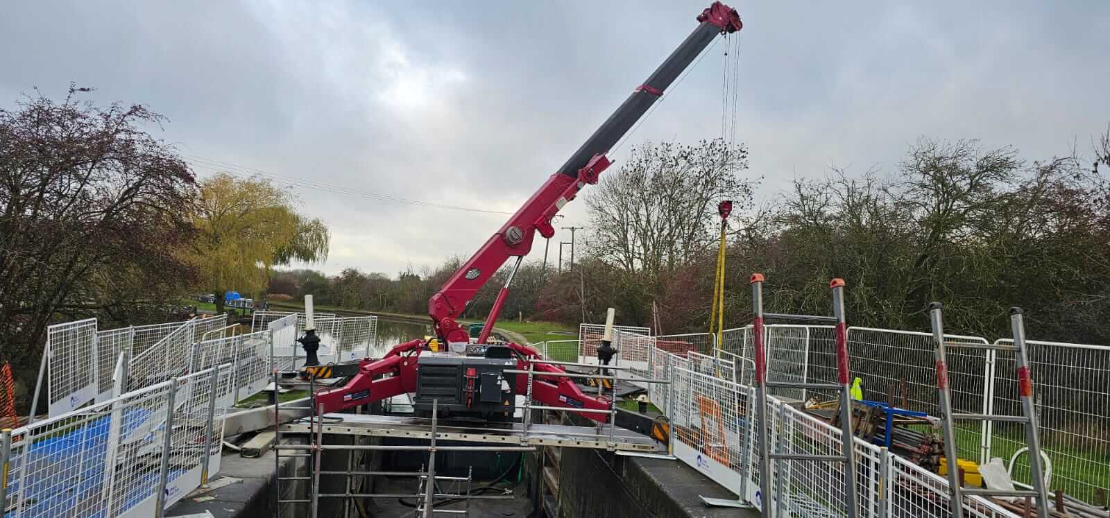 Unic URW-706 mini spider crane rigged over the drained lock chamber during the gate replacement