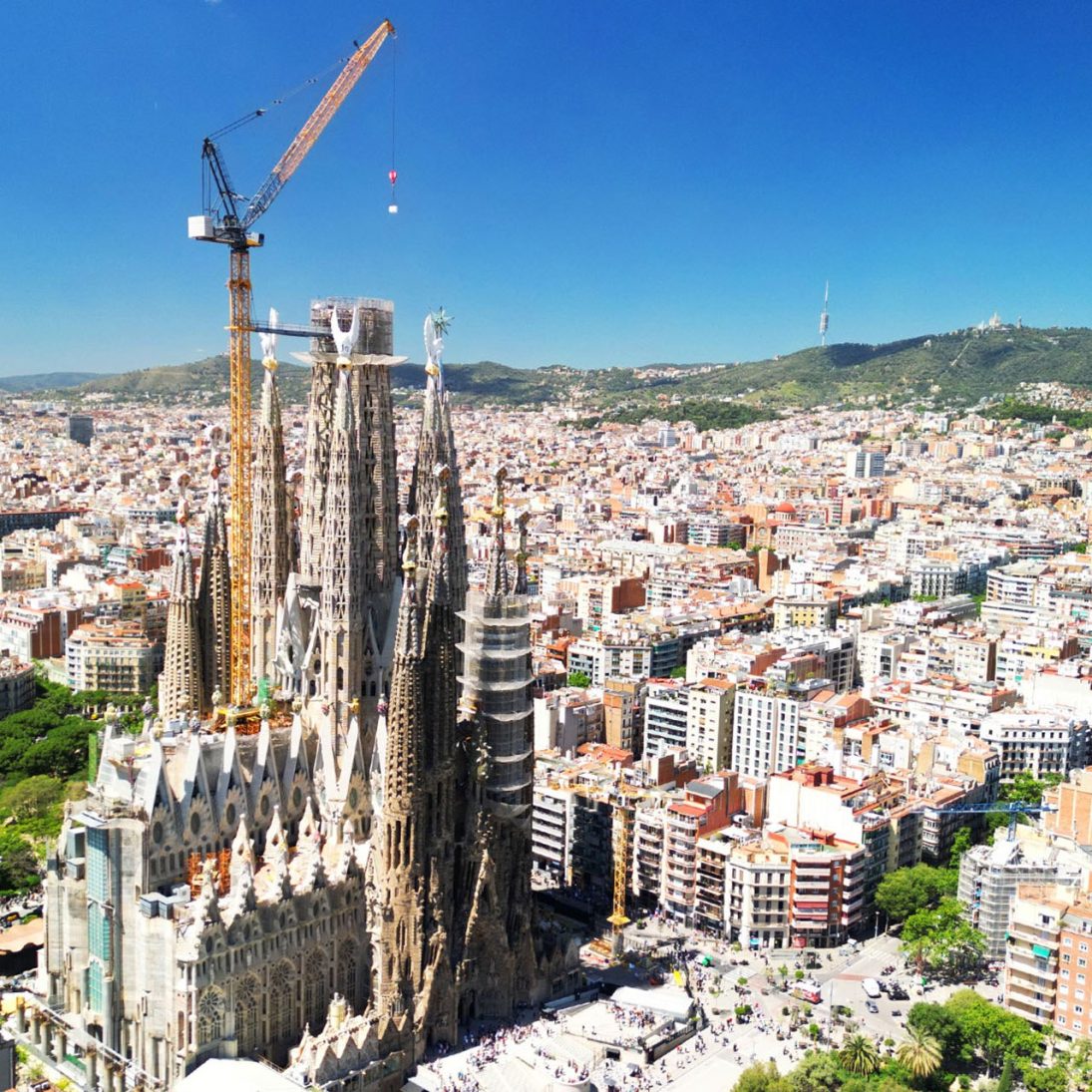 Liebherr 710 HC-L 32-64 Litronic luffing jib crane above the Sagrada Familia in Barcelona