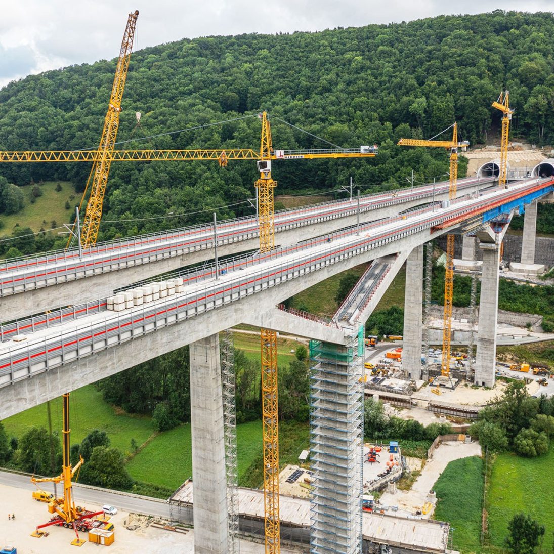 Liebherr EC-H series tower cranes building the Filstal Bridge on the Wendlingen-Ulm high-speed line