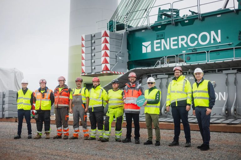Enercon and Liebherr teams hand over the LR 11000 crawler crane at the Kakerbeck wind farm