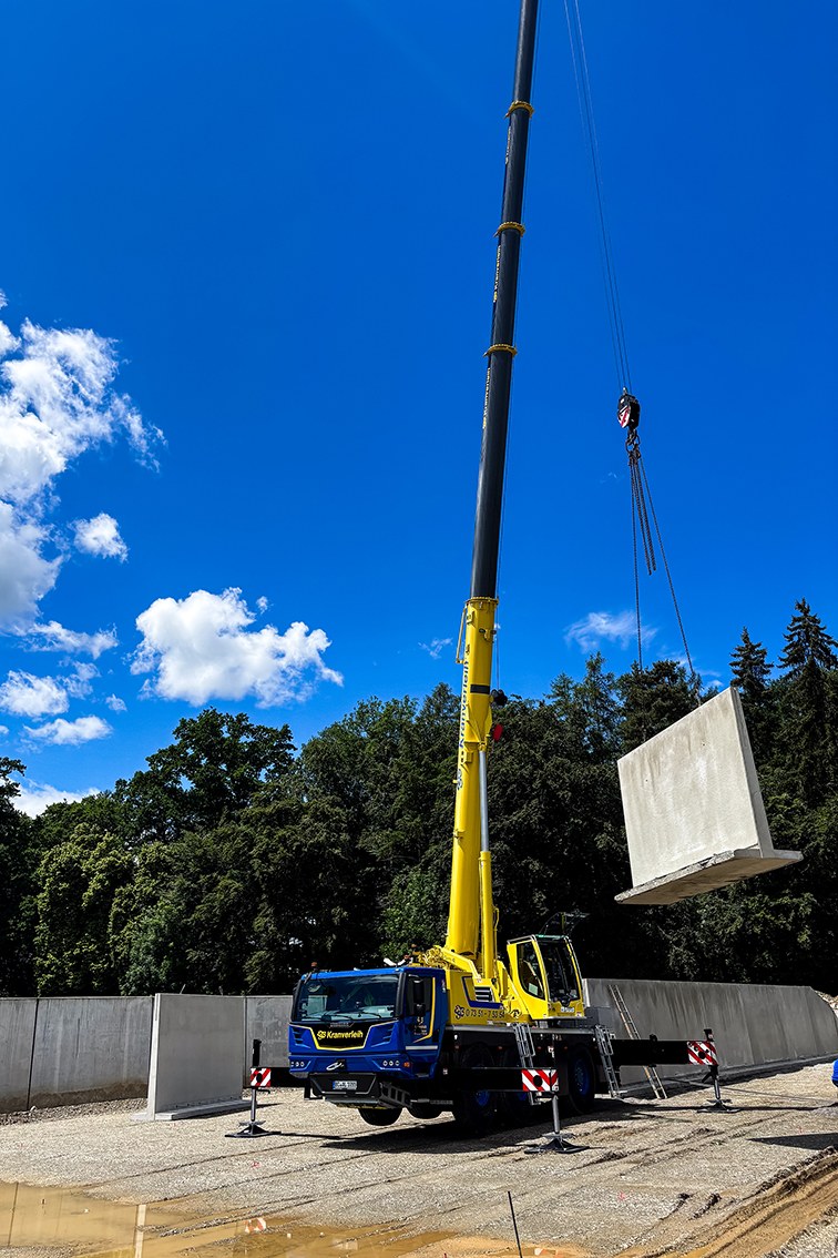 Handover of the Liebherr LTM 1055-3.3 to ESB Kranverleih