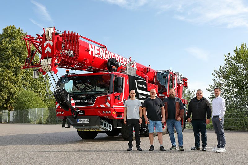 Handover of the Liebherr LTM 1100-5.3 mobile crane to Henneberger Schwerlast in Ehingen