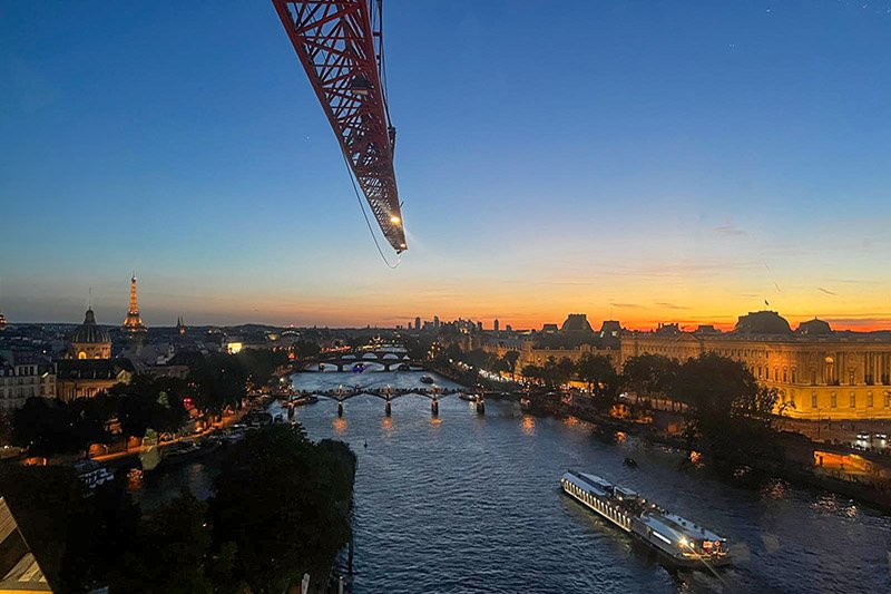 The height-adjustable cab of the Liebherr MK 88-4.1 during night-time work over Paris