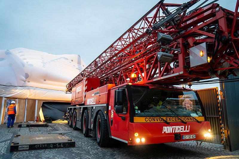 Load-distribution plates under the Liebherr MK 88-4.1 protecting the historic Pont-Neuf bridge deck