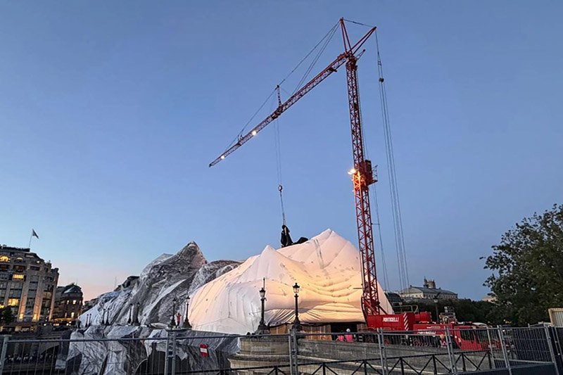 The 45-metre trolley jib of the Liebherr MK 88-4.1 reaching the damaged sections of the installation