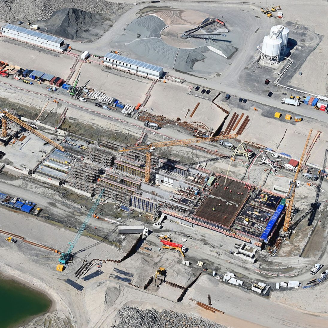 Rail-mounted Liebherr tower cranes at the Fehmarnbelt Tunnel construction site in Denmark