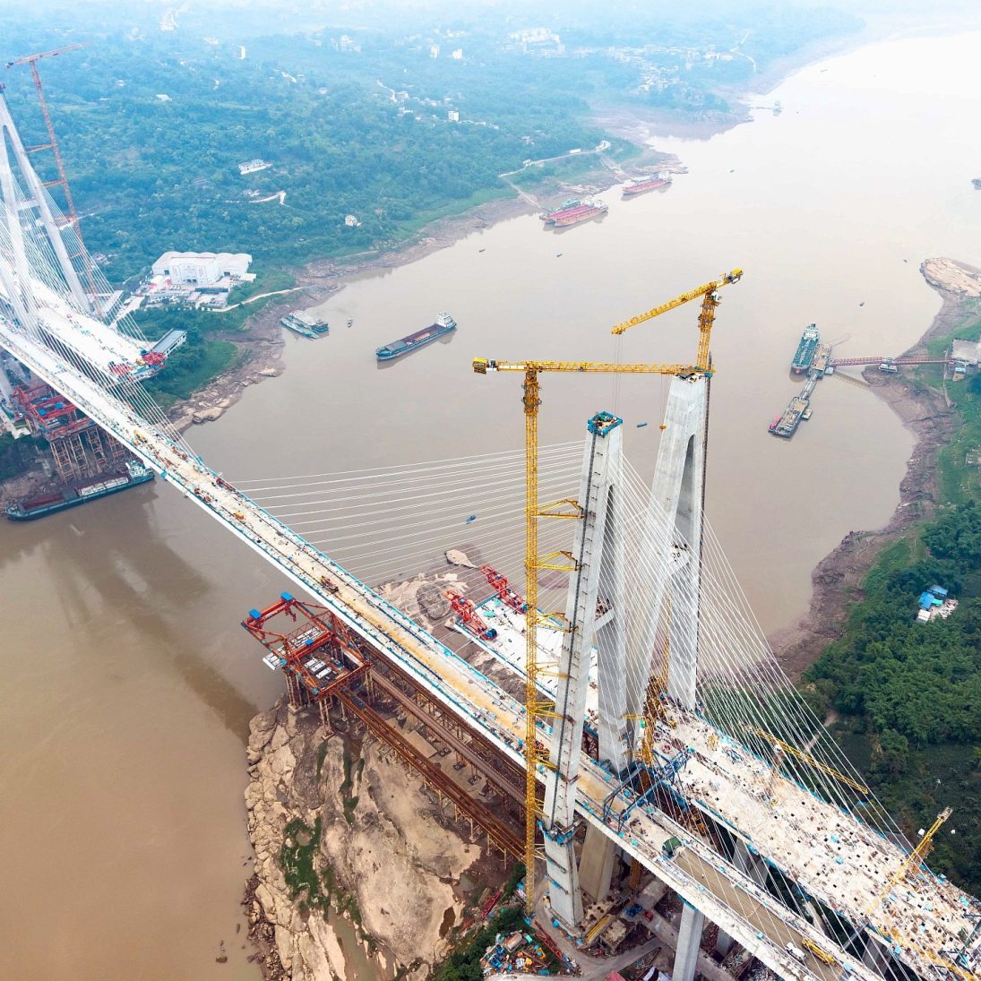 Potain MCT 560 M25 topless tower cranes on the south tower of the Shituo Yangtze River Bridge in Chongqing, China