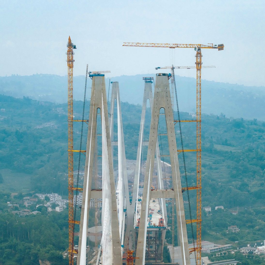 Potain MCT 560 M25 topless tower cranes on the south tower of the Shituo Yangtze River Bridge in Chongqing, China