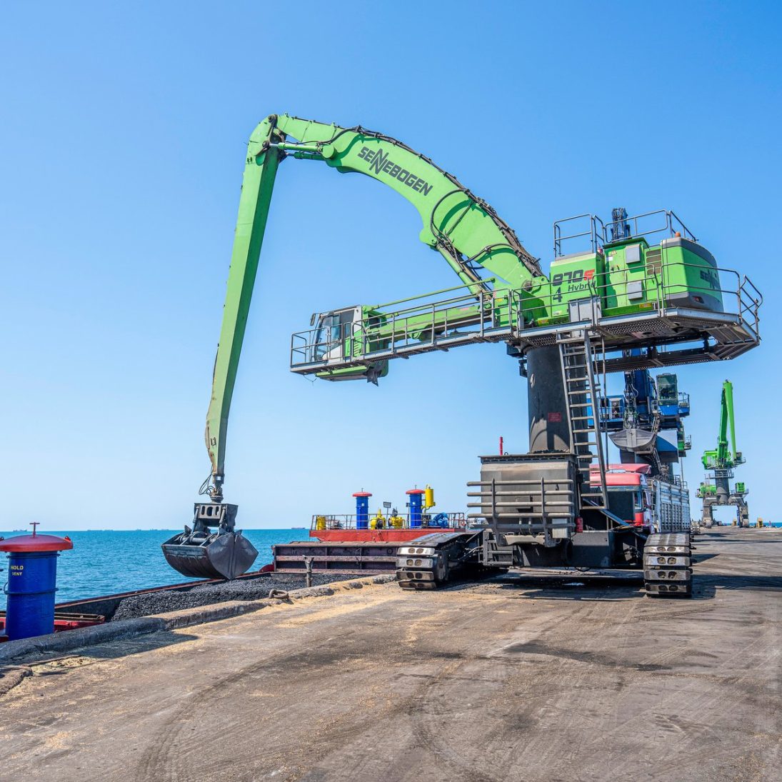 Sennebogen 870 E material handler with clamshell grab on the quay at Yesilyurt deep-sea port
