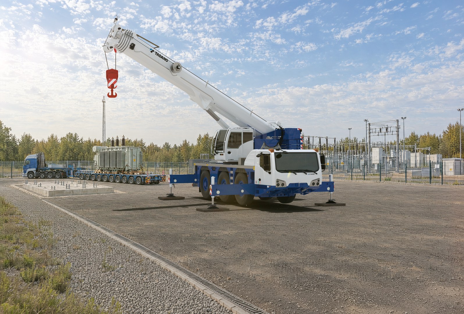 Tadano AC 3.060-2 lifting a transformer station