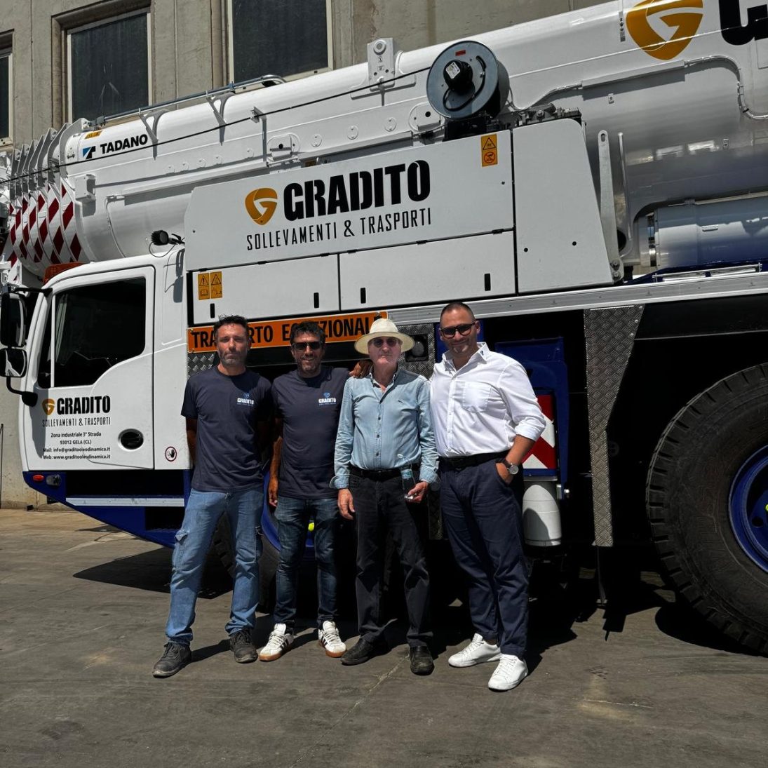 Handover of the Tadano AC 5.250L-2 to Gradito Oleodinamica with representatives of both companies