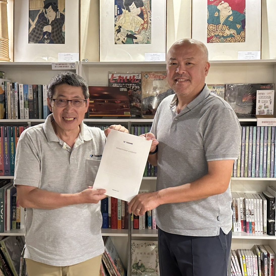 Tadano and Mang Chong Enterprise representatives with the signed distributorship agreement for Taiwan