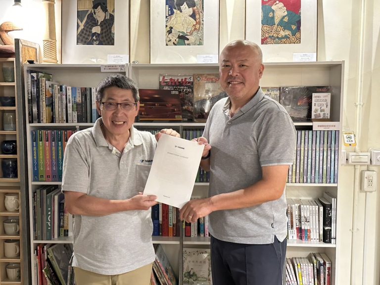 Tadano and Mang Chong Enterprise representatives with the signed distributorship agreement for Taiwan