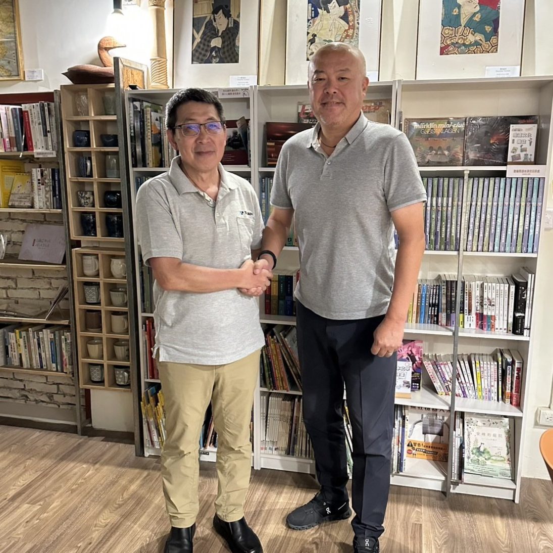 Representatives of Tadano and Mang Chong Enterprise shake hands on the new Taiwan distributorship