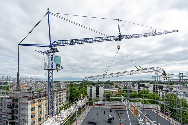 The MK 88-4.1E set up close to the scaffolding of the renovated building in Uppsala