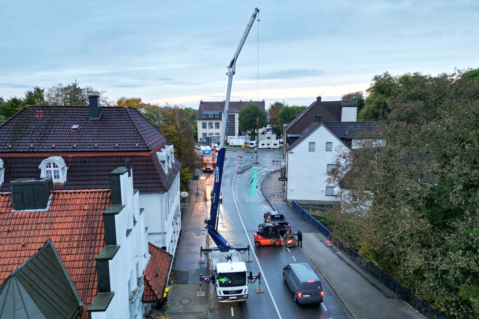 Front view of the Böcker AK 37 aluminium truck crane set up in Werne town centre