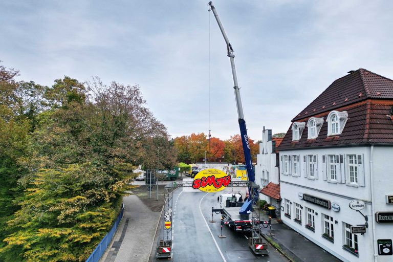 Böcker AK 37 truck-mounted crane erecting the Sim-Jü funfair gate at the Solebad roundabout in Werne