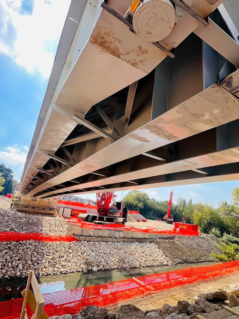 Underside of the new steel tram bridge with the Tadano CC 38.650-1 crawler crane behind