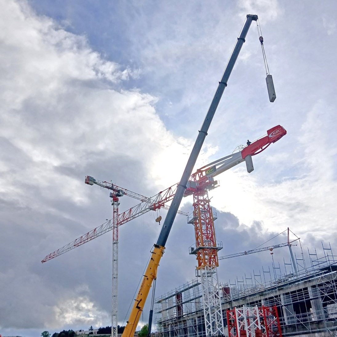 Grove GMK5150L-1 all-terrain crane assembling the Potain MDT 259 J12