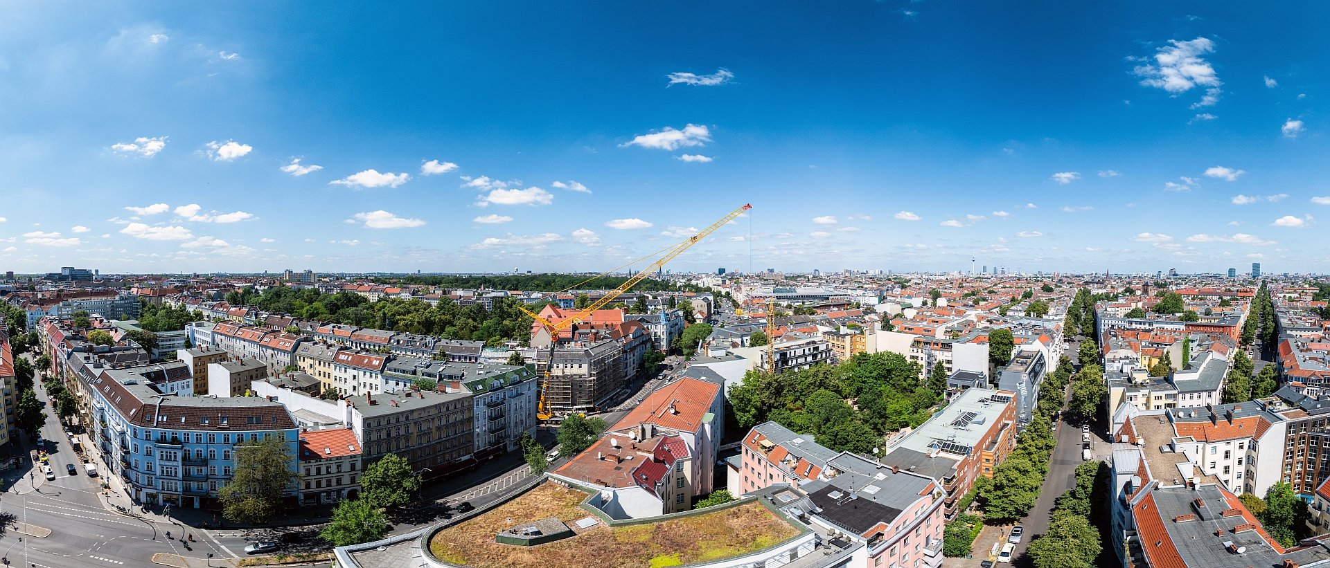 MOBI-HUB Grove GMK6450-1 set up in the Neukoelln district of Berlin