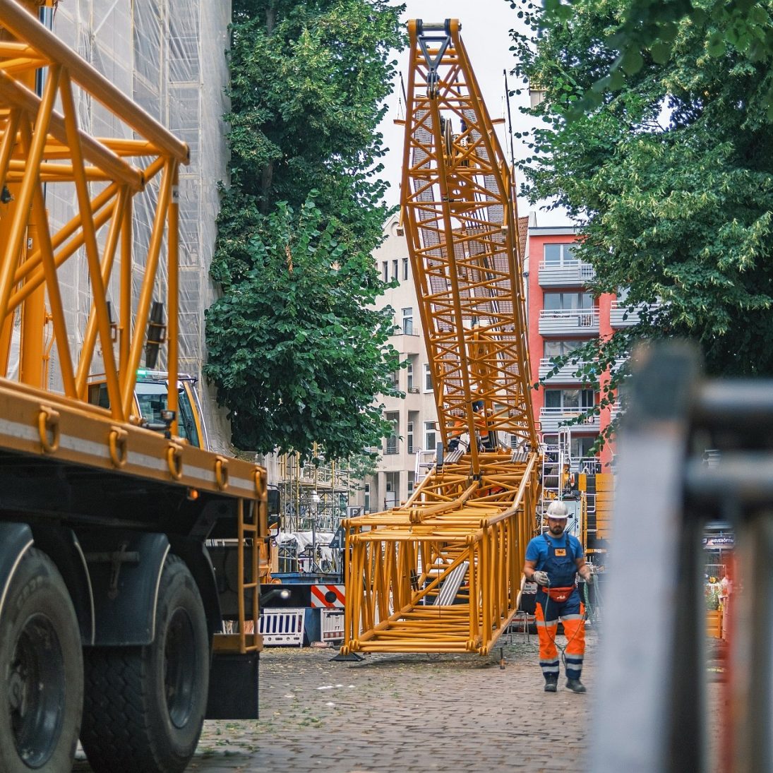 Grove GMK6450-1 dismantling a Potain MD 120 tower crane in Berlin